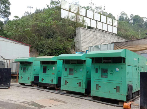 丹棱先进的应急发电机系统中智能监测和控制系统如何确保电压稳定？